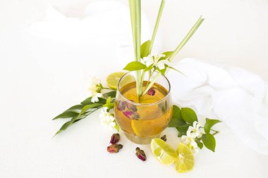 öksürük boğaz karışımı gül çayı için doğal bitkisel sağlıklı içecek, limon düzenleme çiçek yasemin ile düz yatıyordu tarzı, arka plan beyaz limon dilimi