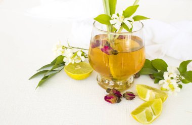 öksürük boğaz karışımı gül çayı için doğal bitkisel sağlıklı içecek, limon düzenleme çiçek yasemin ile düz yatıyordu tarzı, arka plan beyaz limon dilimi