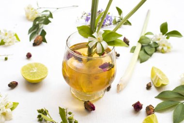 öksürük boğaz karışımı gül çayı için doğal bitkisel sağlıklı içecek, limon düzenleme çiçek yasemin ile düz yatıyordu tarzı, arka plan beyaz limon dilimi