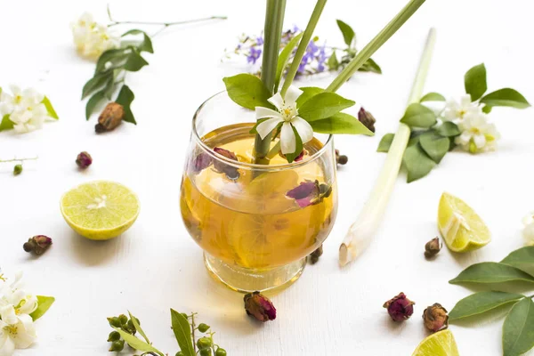 öksürük boğaz karışımı gül çayı için doğal bitkisel sağlıklı içecek, limon düzenleme çiçek yasemin ile düz yatıyordu tarzı, arka plan beyaz limon dilimi