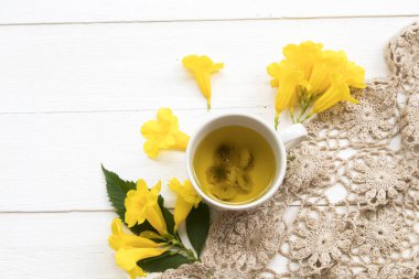 bitkisel sağlıklı sıcak içecekler krizantem çiçekleri kokteyl suyu içecek sağlık ve sarı çiçekler ile iplik örme asya düzenleme düz yatıyordu tarzı 