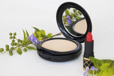 preslenmiş toz ,ruj renk kozmetik güzellik makyaj renkli yaşam tarzı kadın arka plan beyaz ahşap dekorasyon dinlenmek