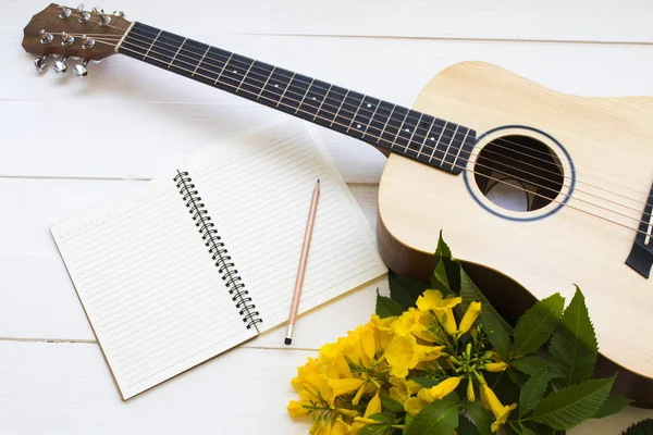 gitar ve yaşam tarzı kadın dizüstü planlayıcısı arka plan beyaz ahşap üzerinde sarı çiçekler düzenleme düz yatıyordu tarzı ile yaz dinlenmek
