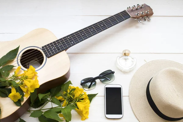 Gitarr Solglasögon Mobiltelefon Parfym Och Hatt Livsstil Kvinna Slappna Sommaren — Stockfoto