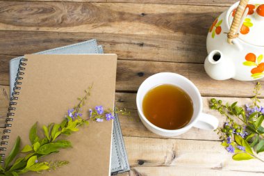 bitkisel sağlıklı içecekler ile iş için dizüstü planlayıcısı yaşam tarzı sıcak çay ofis düzenleme düz arka plan ahşap tarzı yatıyordu dinlenmek