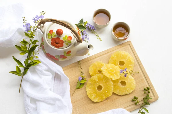 Bitkisel Sağlıklı Içecekler Ananas Kurutma Tatlı Çerez Ile Sıcak Çay — Stok fotoğraf