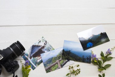 yaşam tarzı resmi dslr kamera ile bellek için fotoğraf arka plan beyaz ahşap üzerinde seyahat düzenleme düz yatıyordu kartpostal tarzı dinlenmek