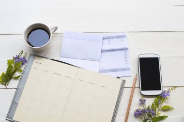 tasarruf hesabı passbook banka , kredi kartı, defter planlayıcısı ve cep telefonu sıcak kahve ile iş için vadesi geçmiş giderleri, çiçek düzenleme arka plan beyaz düz yatıyordu tarzı 