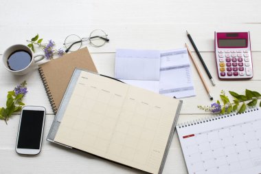 tasarruf hesabı passbook banka , kredi kartı, takvim, defter planlayıcısı, hesap makinesi ve cep telefonu sıcak kahve ile iş için vadesi geçmiş giderleri, çiçek düzenleme düz yatıyordu tarzı 