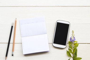 arka plan beyaz çiçek düzenleme düz yatıyordu tarzı ile iş çalışmaları için hesap passbook banka ve cep telefonu kaydetme