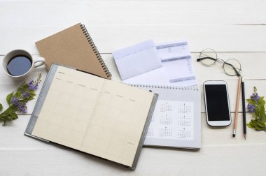 tasarruf hesabı passbook banka , kredi kartı, takvim, defter planlayıcısı ve cep telefonu sıcak kahve ile iş için vadesi geçmiş giderleri, çiçek düzenleme düz yatıyordu tarzı 