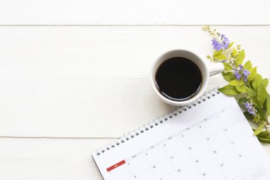 ofis düzenlemesi düz arka plan beyaz stil yatıyordu yaşam tarzı sıcak kahve ile takvim planlayıcısı 