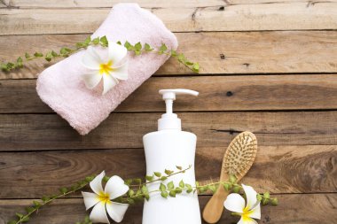 bitkisel sıvı sabun , tarak ve yaşam tarzı kadının yüzey vücut cilt için terry bez sağlık arka plan ahşap bir banyo düzenleme düz yatıyordu tarzı dinlenmek