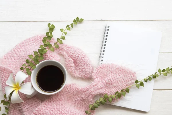 yaşam tarzı kadın örgü yün eşarp ile sıcak kahve espresso ve dizüstü bilgisayar, beyaz çiçekler frangipani düzenleme düz arka plan beyaz kartpostal tarzı yatıyordu 