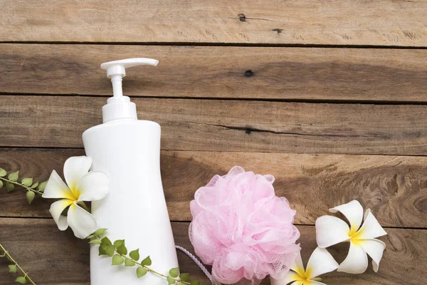 yaşam tarzı kadının yüzey vücut cilt için bitkisel sıvı sabun sağlık bakım arka plan ahşap bir banyo düzenleme düz yatıyordu tarzı dinlenmek