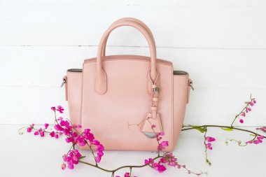 pembe küçük çiçekler aranjman düz arka plan beyaz ahşap stil yatıyordu ile yaşam tarzı moda kadın pembe el çantası koleksiyonu
