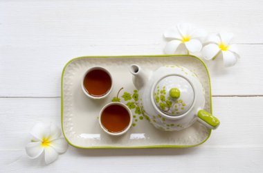 yaşam tarzı nın çiçek frangipani ile sağlık boğaz ağrısı için bitkisel sağlıklı içecekler çay arka plan beyaz ahşap düz yatıyordu düzenleme düz yatıyordu