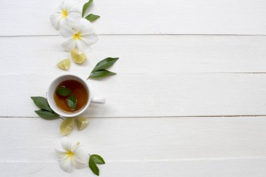 yaşam tarzı nın çiçek frangipani ile sağlık boğaz ağrısı için bitkisel sağlıklı içecekler çay arka plan beyaz ahşap düz yatıyordu düzenleme düz yatıyordu
