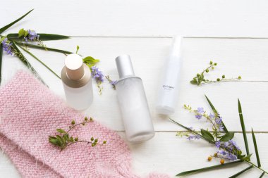 doğal kozmetik kollajen su , toners serum terapi yaşam tarzı kadın rahatlık düzenleme örgü yün eşarp ile cilt yüzü için sağlık arka plan beyaz düz yatıyordu tarzı 