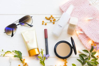 preslenmiş toz, ruj rengi,vakıf,güneş kremi spf50, cilt yüz ve güneş gözlüğü için kollajen su spreyi kozmetik güzellik makyaj, renkli yaşam tarzı kadın örgü yün eşarp dinlenmek 