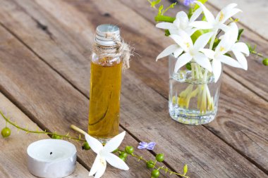 bitkisel uçucu yağlar aromaterapi özü çiçekler arka plan ahşap üzerinde yaşam tarzı gevşeme dekorasyon asya horoz ağacı yerel flora