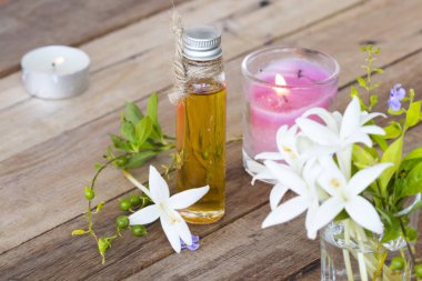 bitkisel uçucu yağlar aromaterapi özü çiçekler arka plan ahşap üzerinde yaşam tarzı gevşeme dekorasyon asya horoz ağacı yerel flora