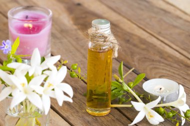 bitkisel uçucu yağlar aromaterapi özü çiçekler arka plan ahşap üzerinde yaşam tarzı gevşeme dekorasyon asya horoz ağacı yerel flora