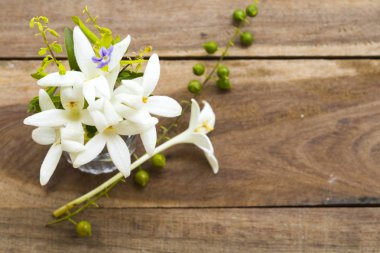 beyaz çiçekler horoz ağacı asya düzenleme düz yatıyordu arka plan ahşap üzerinde kartpostal tarzı yerel flora