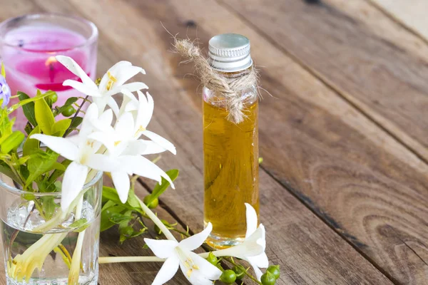 Herbal Esensial Minyak Aromatherapy Ekstrak Bunga Ayam Pohon Lokal Flora — Stok Foto
