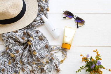 güneş kremi spf50 , cilt yüz ve güneş gözlüğü için kollajen su kozmetik güzellik makyaj , örgü yün eşarp , renkli yaşam tarzı kadın şapka arka plan beyaz kış sezonunda dinlenmek 