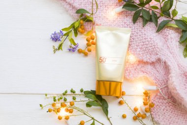 cilt yüzü için güneş kremi spf50 kozmetik güzellik makyaj ve renkli yaşam tarzı kadın örgü yün eşarp arka plan beyaz düz yatıyordu düzenleme dinlenmek
