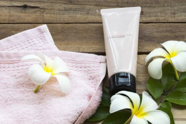 köpük temizleyici güzellik kozmetik özü yaşam tarzı kadın düzenleme düz döşeme tarzı arka plan ahşap terry bez ile cilt yüzü yıkamak için bitkisel sağlık