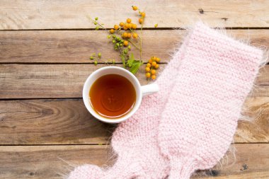 bitkisel sağlıklı içecekler sağlık için sıcak limon çayı çiçek ile öksürük boğaz , mum ışığı ve sonbahar mevsimi düzenleme düz ahşap tarzı yaşam tarzı kadın örgü yün eşarp