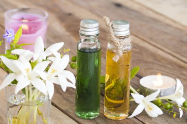 bitkisel uçucu yağlar aromaterapi özü çiçekler asya horoz ağacı yerel flora ve arka plan ahşap üzerinde yaşam tarzı gevşeme dekorasyon mum ışığı