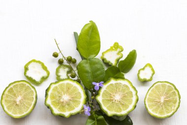 bitkisel bitki örtüsü kaffir kireç ve asya düzenleme düz döşeme kartpostal tarzı arka plan beyaz ahşap yerel flora bırakır