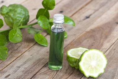 bitkisel aroma esansiyel yağlar özü bitki örtüsü kaffir kireç yerel çiçek asya düzenleme düz arka plan ahşap tarzı yatıyordu 