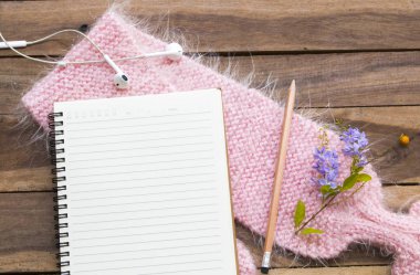 dizüstü bilgisayar,kulaklık ve pembe örgü yün eşarp yaşam tarzı kadın kış sezonu düzenleme düz arka plan ahşap tarzı dinlenmek