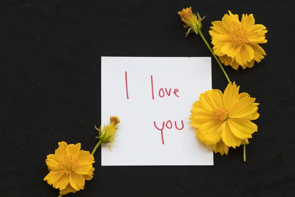 Amo Mensaje Tarjeta Escritura Mano Con Flores Amarillas Arreglo Cosmos — Foto de Stock