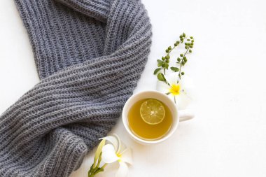 Bitkisel sağlıklı içecekler sıcak bal limonu sağlık hizmeti öksürük ağrısı için. Yaşam tarzı örgü ören kadın. Kış sezonu düzenlemelerinde rahat ol. 