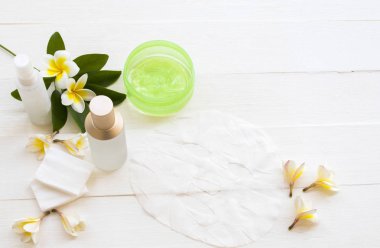 Doğal kozmetik bitkisel aroma maskesi, yatıştırıcı jöle, kollajen suyu spay, toner serumu ve cilt için pamuk sağlık hizmetleri. Kış mevsiminde yaşam tarzı kadınlarının yüz maskesi. 
