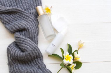 Terapi ilk serum tonerleri, kolajen suyu doğal kozmetik ürünleri cilt için bitkisel sağlık hizmetleri güzellik ve yaşam tarzı eşarp ören kadınların kış mevsiminde beyaz