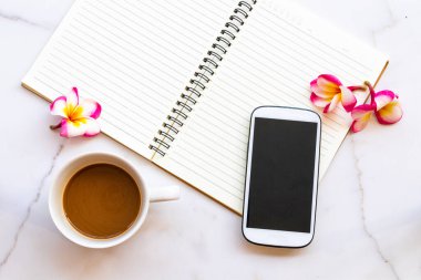 Not defteri günlüğü, iş için cep telefonu. Yaşam tarzı düzenleme tarzının sıcak kahve espresso 'suyla birlikte. Arka plan beyazının üzerinde yatıyordu.