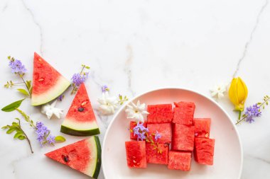 Renkli taze meyveler, karpuz sağlıklı yiyecekler, mor çiçekli sağlıklı yiyecekler, yaz mevsiminde yasemin, beyaz üzerine yassı bir şekil serpiştiriyordu.