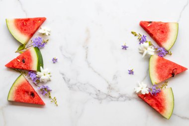 Renkli taze meyve karpuz sağlıklı yiyecekler. Mor çiçekli sağlıklı yiyecekler. Yaz mevsiminde yasemin yaşam tarzı.