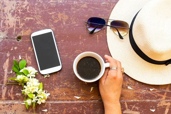 Mobiele Telefoon Hete Koffie Zonnebril Hoed Witte Bloemen Jasmijn Van — Stockfoto