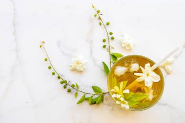 Bitkisel sağlıklı içecekler soğuk kasımpatı çayı yaz mevsiminde Asya 'nın yerel bitki örtüsü yasemin çiçeğiyle düzleştirilir. 