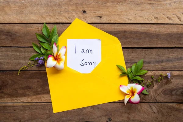 Λυπάμαι Χειρόγραφη Κάρτα Μήνυμα Κίτρινο Φάκελο Λουλούδια Frangipani Διάταξη Επίπεδη — Φωτογραφία Αρχείου