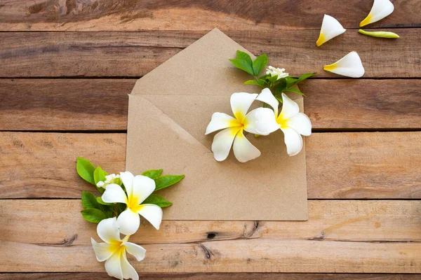 Witte Bloemen Frangipani Bruine Envelop Arrangement Plat Lay Ansichtkaart Stijl — Stockfoto