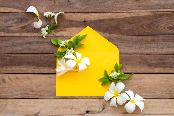 Witte Bloemen Frangipani Jasmijn Gele Envelop Arrangement Plat Leggen Ansichtkaart — Stockfoto