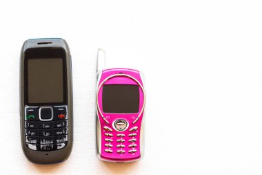 iki eski cep telefonu düğmeye basın eski nesil düzenleme düz arkaplan beyaz üzerine yatar
